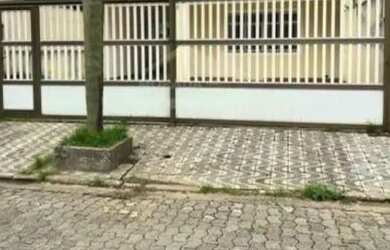 Imagem: A casa possui 4 Dormitórios, 2 Banheiros, 4 Vagas na garagem