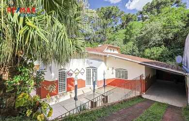 Imagem: A casa possui 5 Dormitórios, 5 Banheiros, 4 Vagas na garagem