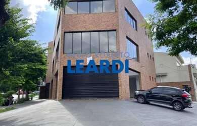 Imagem: O depósito possui 5 Vagas na garagem, 550m² de Área e está