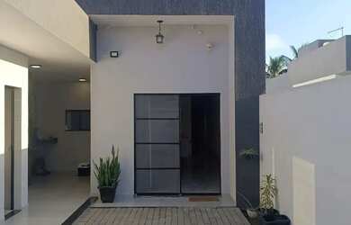 Imagem: A casa possui 3 Dormitórios, 2 Banheiros, 2 Vagas na garagem