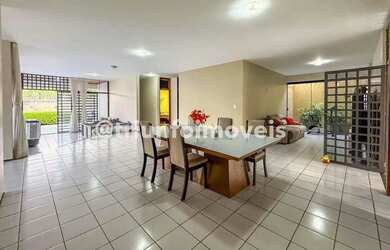 Imagem: A casa possui 4 Dormitórios, 1 Banheiro, 3 Vagas na garagem