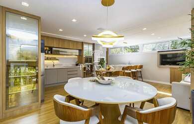 Imagem: A casa possui 4 Dormitórios, 4 Banheiros, 2 Vagas na garagem