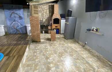 Imagem: A casa possui 2 Dormitórios, Acomodam 20 pessoas e 3 Vagas