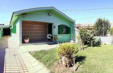 Imagem: A casa possui 4 Dormitórios, 2 Banheiros, 2 Vagas na garagem