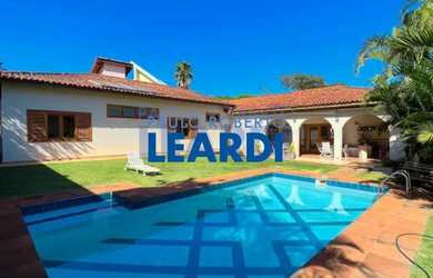 Imagem: A casa em condomínio possui 4 Dormitórios, 5 Banheiros, 5