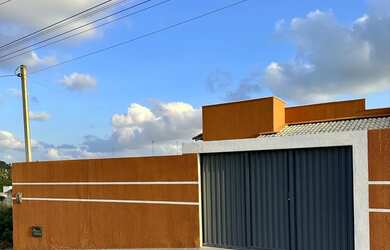 Imagem: A casa possui 2 Dormitórios, 1 Banheiro, 2 Vagas na garagem