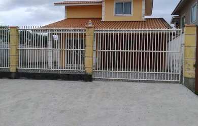 Imagem: A casa possui 3 Dormitórios, Acomodam 9 pessoas, 2 Vagas na