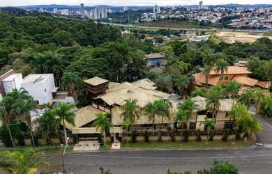Imagem: A casa em condomínio possui 5 Dormitórios, 5 Banheiros, 5