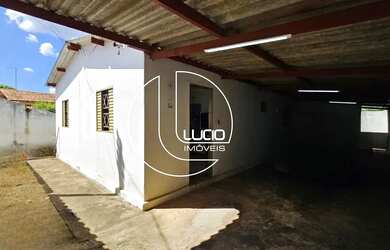 Imagem: A casa possui 3 Dormitórios, 1 Banheiro, 3 Vagas na garagem