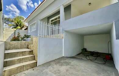 Imagem: A casa possui 3 Dormitórios, 2 Banheiros, 2 Vagas na garagem