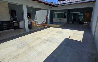 Imagem: A casa possui 4 Dormitórios, 1 Banheiro, 4 Vagas na garagem