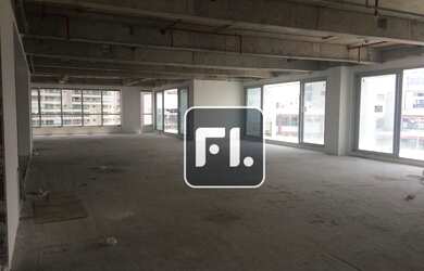 Imagem: O depósito possui 5 Vagas na garagem e 247m² de Área e está