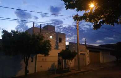 Imagem: A casa possui 5 Dormitórios, 1 Banheiro, 3 Vagas na garagem