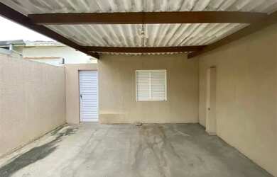 Imagem: A casa possui 2 Dormitórios, 1 Banheiro, 1 Vaga na garagem