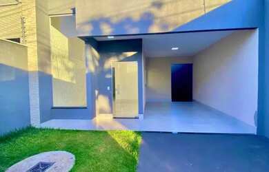 Imagem: A casa possui 3 Dormitórios, 2 Banheiros, 2 Vagas na garagem