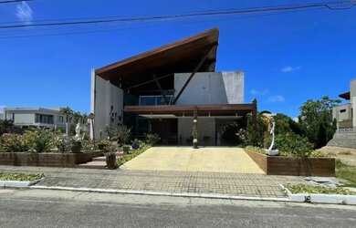 Imagem: A casa possui 4 Dormitórios, 5 Banheiros, 2 Vagas na garagem