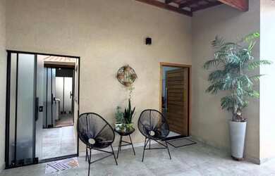 Imagem: A casa possui 3 Dormitórios, 2 Banheiros, 2 Vagas na garagem