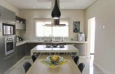 Imagem: A casa em condomínio possui 3 Dormitórios, 5 Banheiros, 3