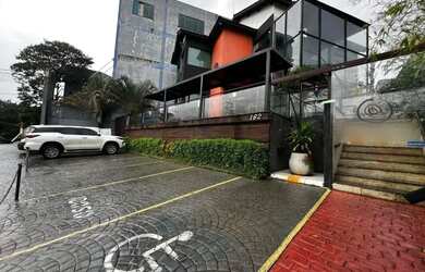 Imagem: O depósito possui 5 Vagas na garagem e 260m² de Área e está