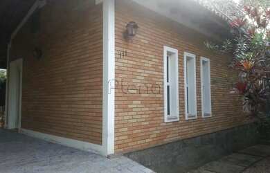 Imagem: A casa possui 4 Dormitórios, 1 Banheiro, 5 Vagas na garagem