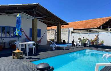 Imagem: A casa possui 3 Dormitórios, 2 Banheiros, 4 Vagas na garagem