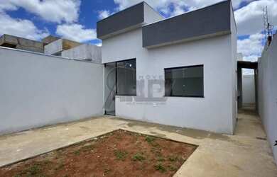 Imagem: A casa possui 3 Dormitórios, 2 Banheiros e 2 Vagas na garagem