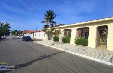 Imagem: A casa possui 4 Dormitórios, 3 Banheiros, 5 Vagas na garagem