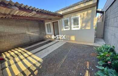 Imagem: A casa possui 2 Dormitórios, 1 Banheiro, 2 Vagas na garagem