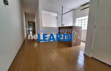 Imagem: O depósito para alugar possui 2 Vagas na garagem e 426m² de