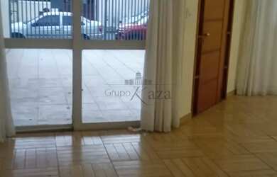 Imagem: A casa possui 3 Dormitórios, 2 Banheiros, 5 Vagas na garagem