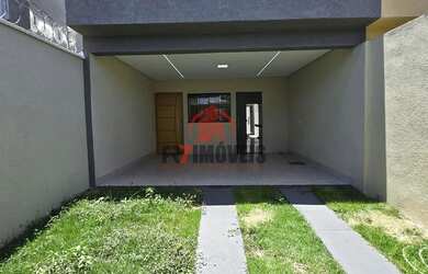 Imagem: A casa possui 3 Dormitórios, 1 Banheiro, 2 Vagas na garagem