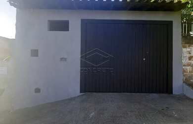 Imagem: A casa possui 2 Dormitórios, 2 Banheiros, 2 Vagas na garagem