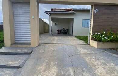 Imagem: A casa possui 3 Dormitórios, 2 Banheiros, 2 Vagas na garagem