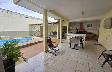 Imagem: A casa possui 4 Dormitórios, 5 Banheiros, 5 Vagas na garagem