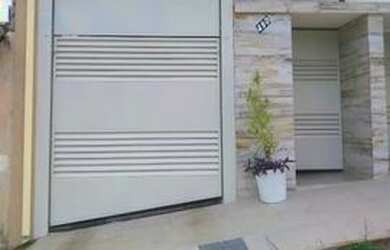 Imagem: A casa possui 3 Dormitórios, 2 Banheiros e 2 Vagas na garagem