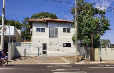 Imagem: A casa possui 4 Dormitórios, 4 Banheiros, 5 Vagas na garagem