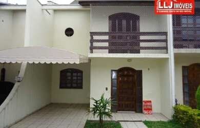 Imagem: A casa possui 3 Dormitórios, 1 Banheiro, 2 Vagas na garagem