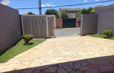 Imagem: A casa em condomínio possui 3 Dormitórios, 2 Banheiros, 4