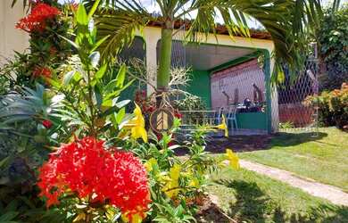 Imagem: A casa possui 4 Dormitórios, 3 Banheiros, 4 Vagas na garagem