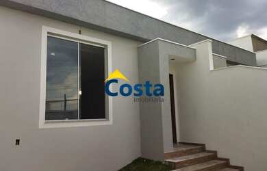 Imagem: A casa possui 3 Dormitórios, 2 Banheiros, 2 Vagas na garagem