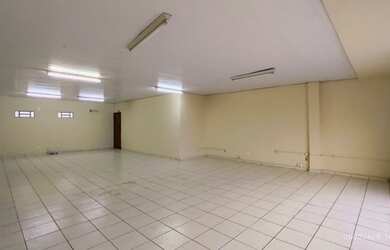 Imagem: O depósito possui 2 Vagas na garagem, 100m² de Área e está