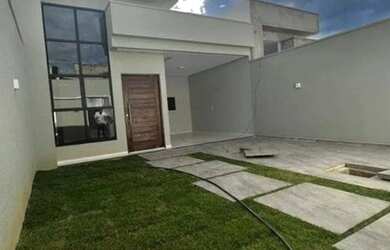 Imagem: A casa possui 3 Dormitórios, 2 Banheiros, 1 Vaga na garagem