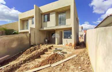 Imagem: A casa possui 3 Dormitórios, 1 Banheiro, 2 Vagas na garagem