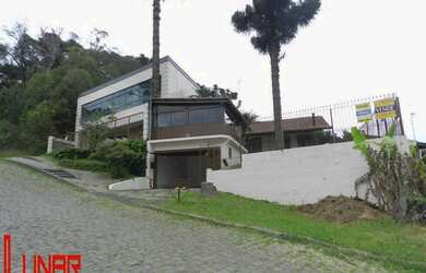 Imagem: A casa possui 4 Dormitórios, 4 Banheiros, 1 Vaga na garagem