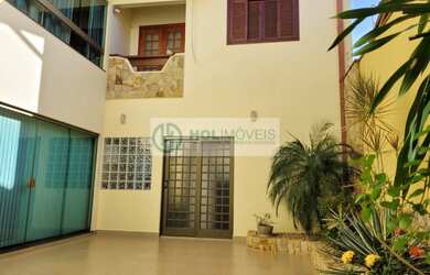 Imagem: A casa possui 3 Dormitórios, 4 Banheiros, 2 Vagas na garagem