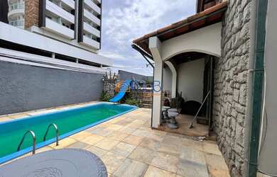 Imagem: A casa possui 5 Dormitórios, 5 Banheiros, 2 Vagas na garagem