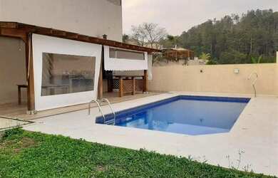 Imagem: A casa possui 5 Dormitórios, 5 Banheiros, 5 Vagas na garagem