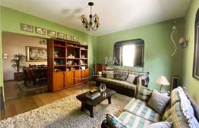 Imagem: A casa possui 3 Dormitórios, 2 Banheiros, 5 Vagas na garagem