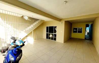 Imagem: A casa possui 3 Dormitórios, 2 Banheiros, 2 Vagas na garagem