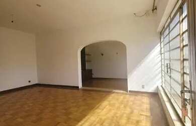 Imagem: A casa possui 4 Dormitórios, 3 Banheiros, 4 Vagas na garagem